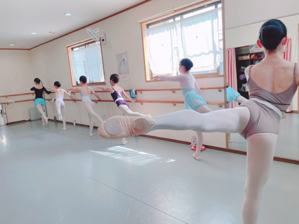 バレエクラスレッスンを受ける小・中学生のジュニアたち